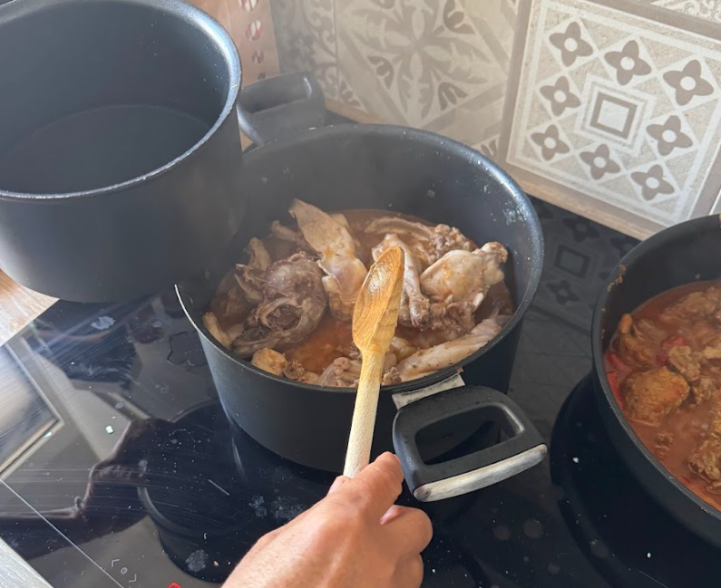 Lapin en sauce avec des pâtes