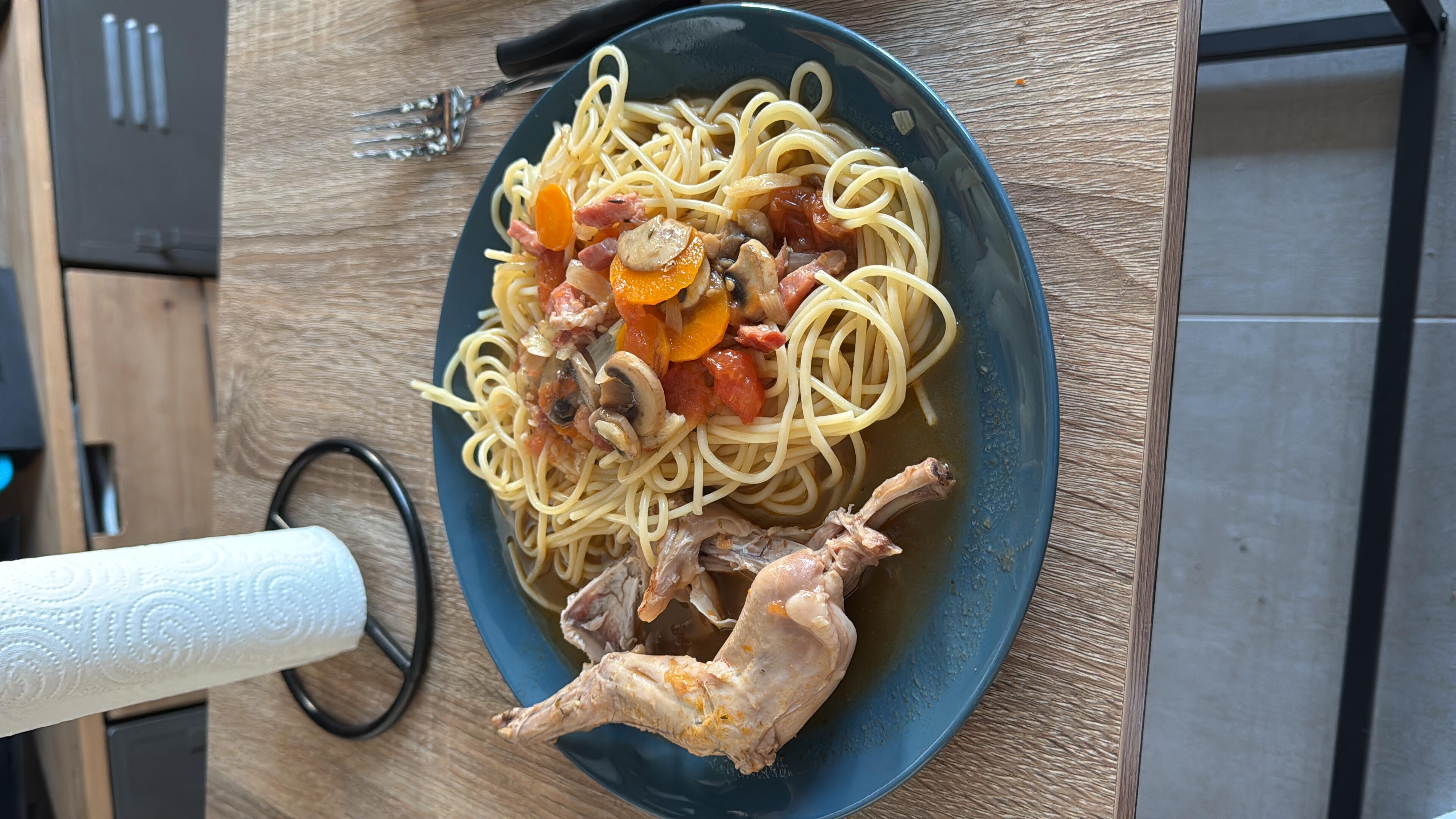 Lapin en sauce avec des pâtes